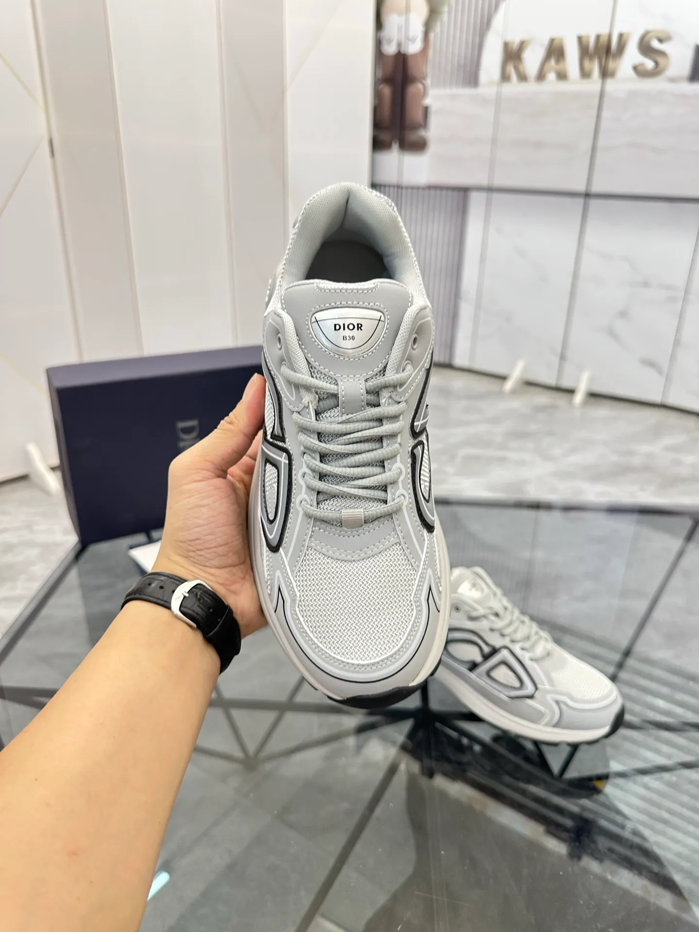 Men's shoes: 💰P400¥ Available in Guangzhou Product trademark: Dior* "Dior*" low-top casual shoes Regular size: 35-46 (can be customized to 47) Couple style Product materials: Upper imported cowhide stitched with original fabric, breathable lining, ultra-light foam original outsole. No.: 007